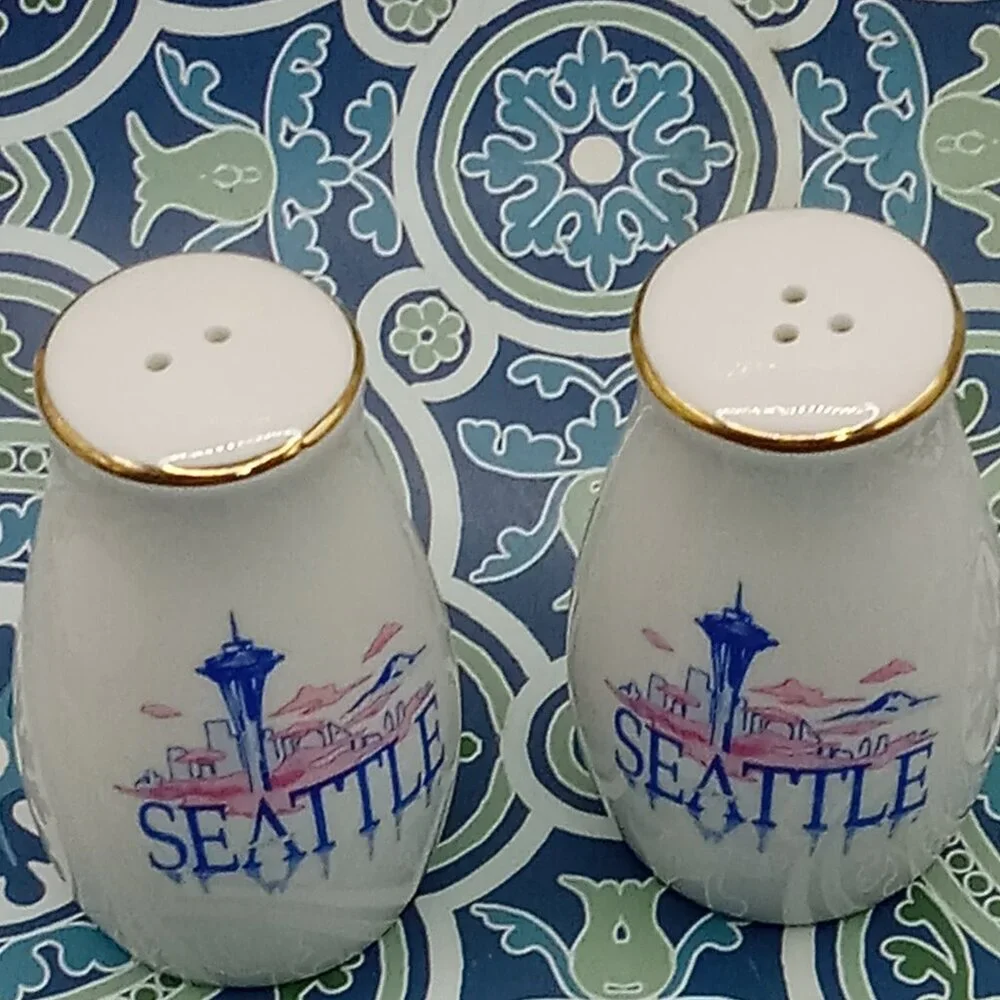 Souvenir SEATTLE WASHINGTON Space Needle Ceramic Salt & Pepper Shakers White 3